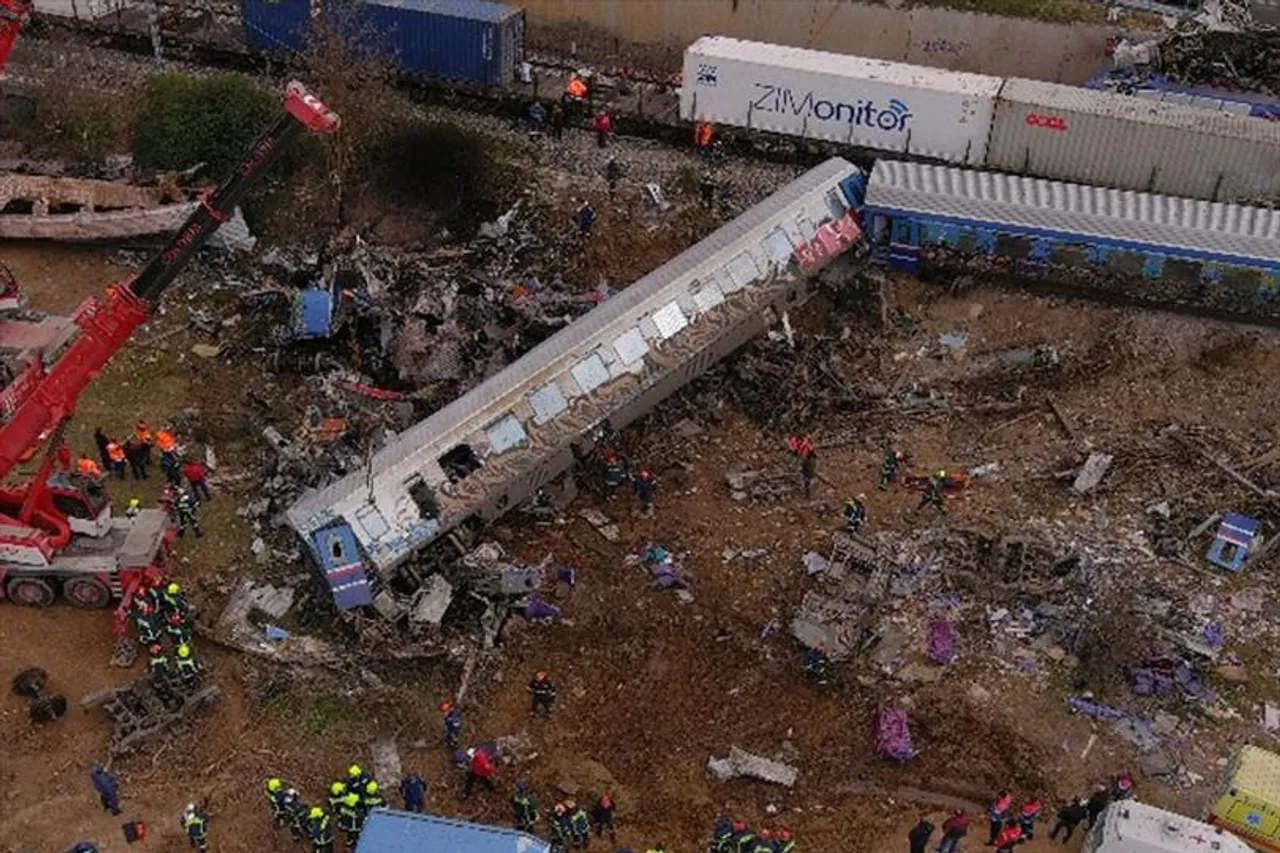 গ্রিসের ট্রেন দুর্ঘটনার দায় স্বীকার করলেন স্টেশন মাস্টার