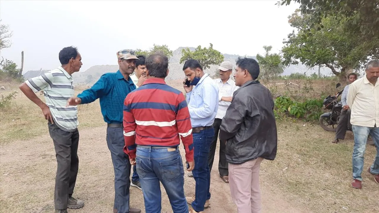 ইসিএলের কয়লা ভর্তি ডাম্পার আটকে বিক্ষোভ প্রদর্শন গ্রামবাসীদের