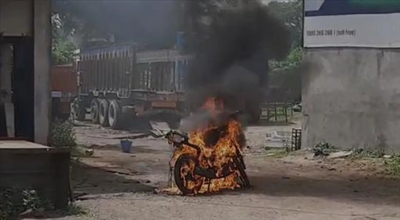 সার্ভিসিং-এর সময় বাইকে আগুন লেগে বিপত্তি