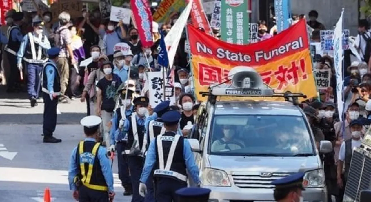 শিনজো আবের ব্যয়বহুল রাষ্ট্রীয় অন্ত্যেষ্টিক্রিয়া জন্ম দিয়েছে ব্যাপক বিক্ষোভের