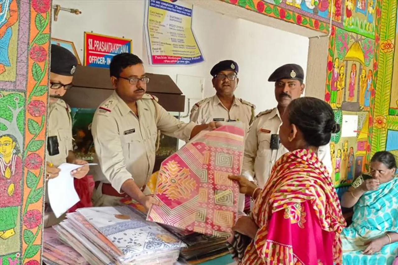 থানার উদ্যোগে দুঃস্থদের মধ্যে বস্ত্র বিতরণ