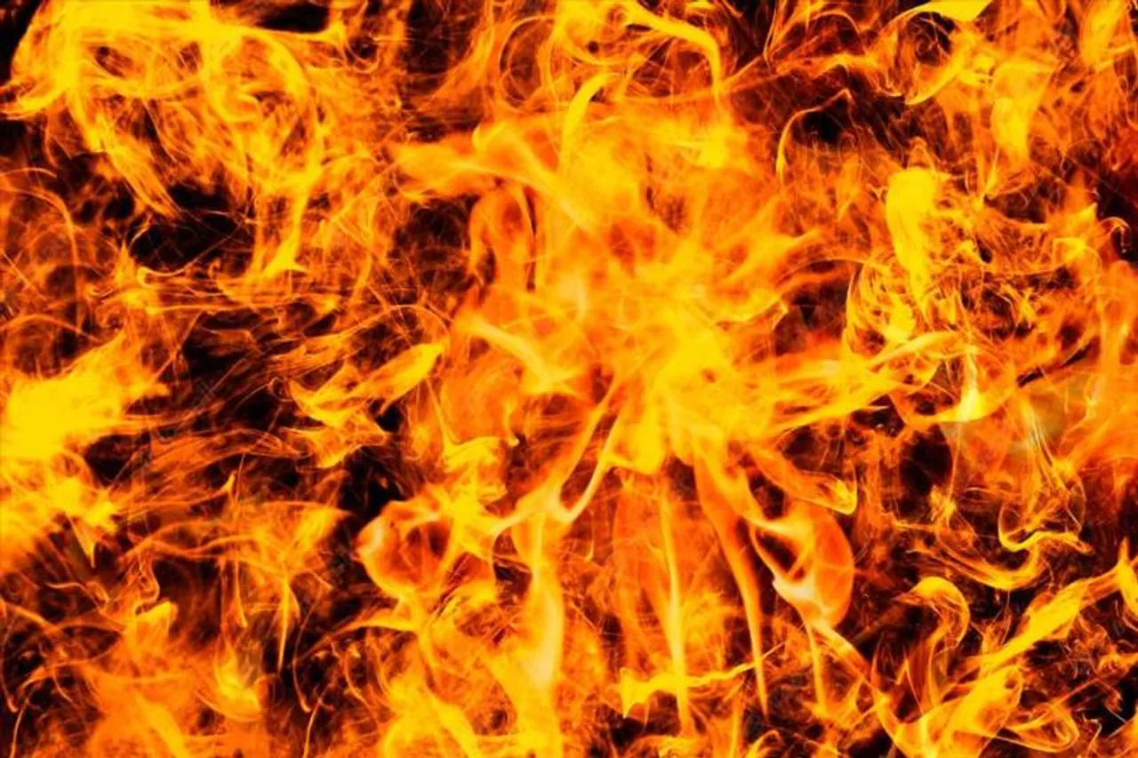 পাঁচতলা আবাসনের ছাদে মোবাইল টাওয়ারের মেশিন রুমে ভয়াবহ আগুন