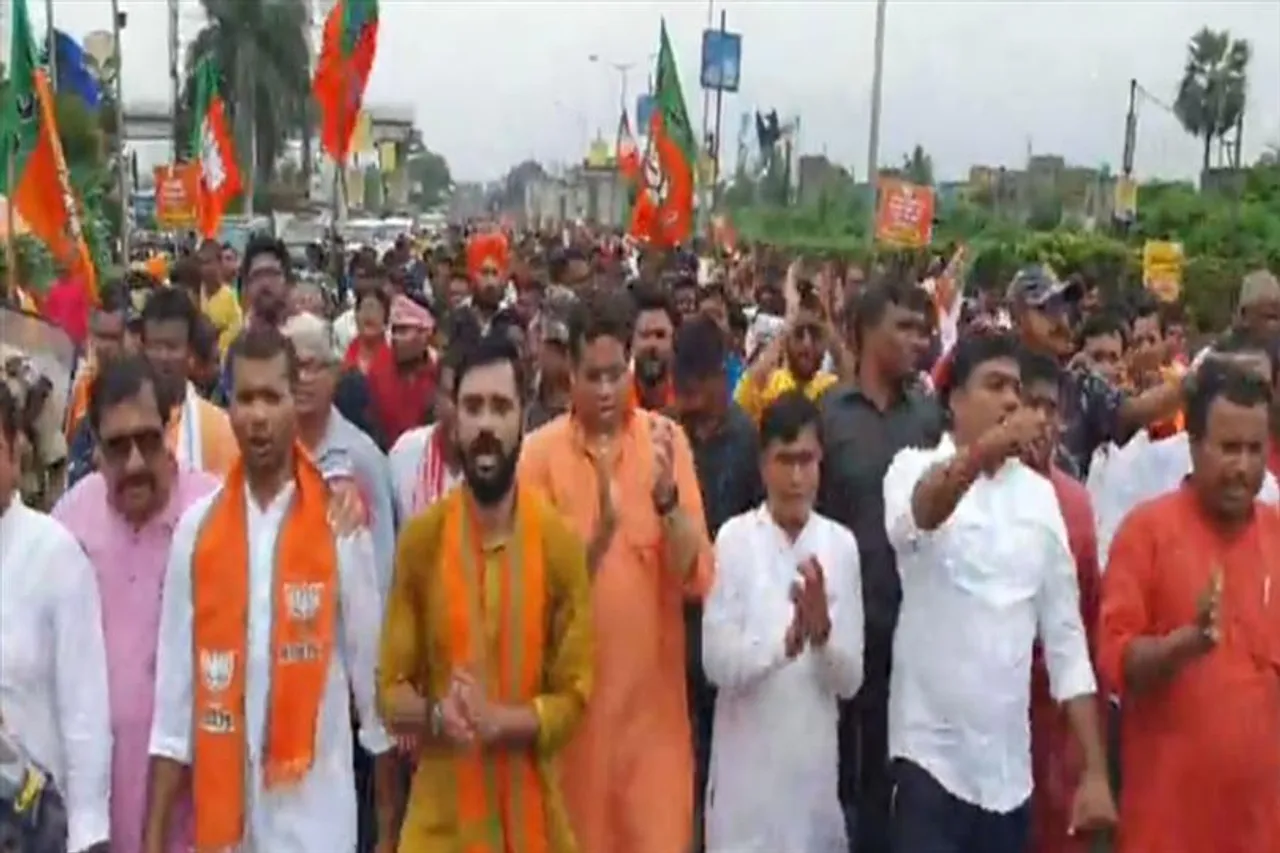 শুভেন্দুকে ছাড়াই সাঁতরাগাছির মিছিলের নেতৃত্বে রয়েছেন সৌমিত্র