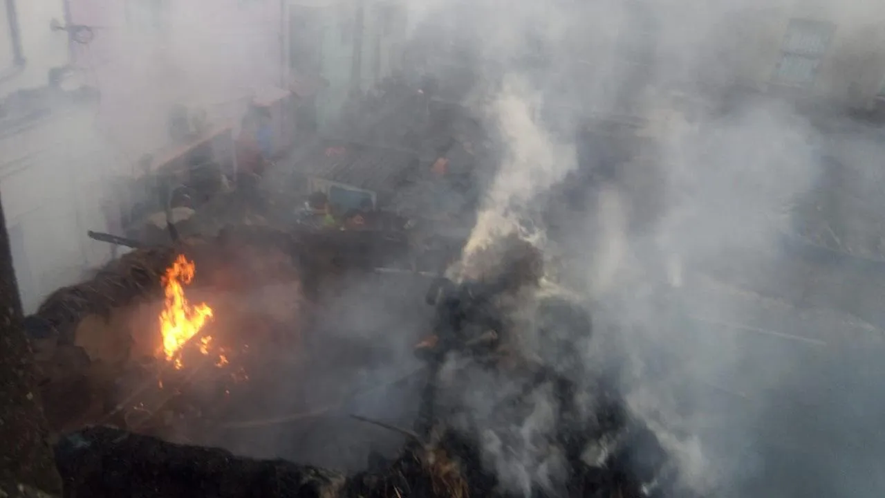 আদিবাসী পরিবারের বাড়িতে আগুন