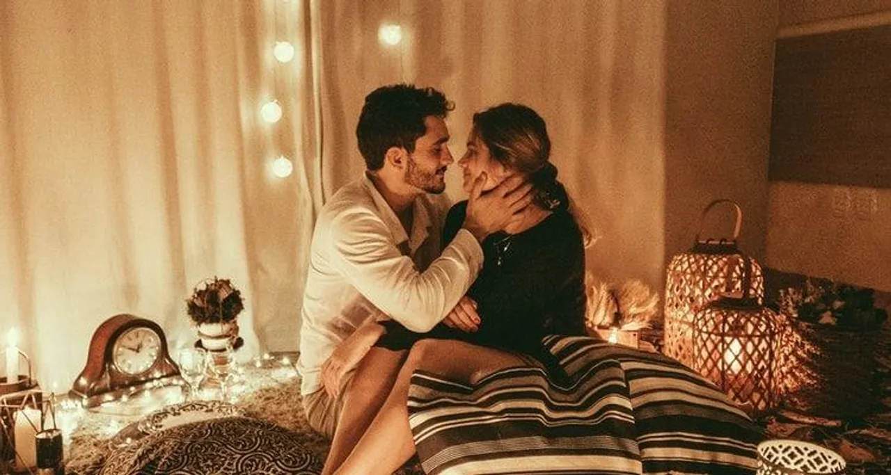 কি করে বুঝবেন সে আপনাকে পেতে চায়?