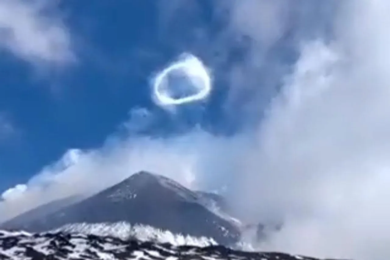 ইতালির এতনা আগ্নেয়গিরি থেকে নির্গত হচ্ছে ধোঁয়ার রিং, দেখুন ভিডিও