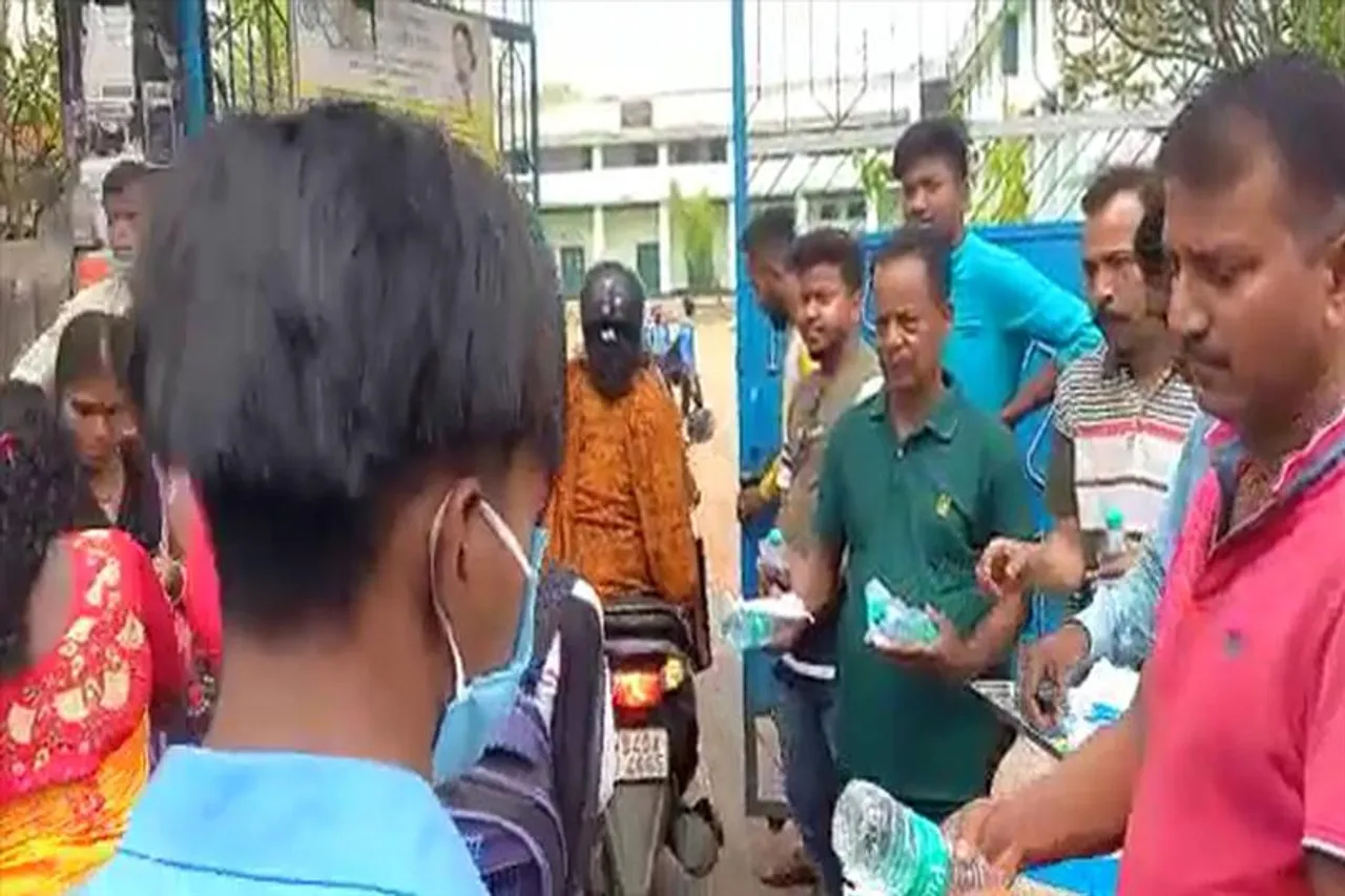 দুর্গাপুরে উচ্চমাধ্যমিক পরীক্ষার্থীদের সাহায্য