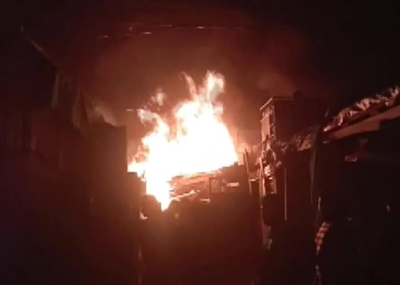 হায়দ্রাবাদের কাঠের ডিপোতে ভয়াবহ অগ্নিকাণ্ড