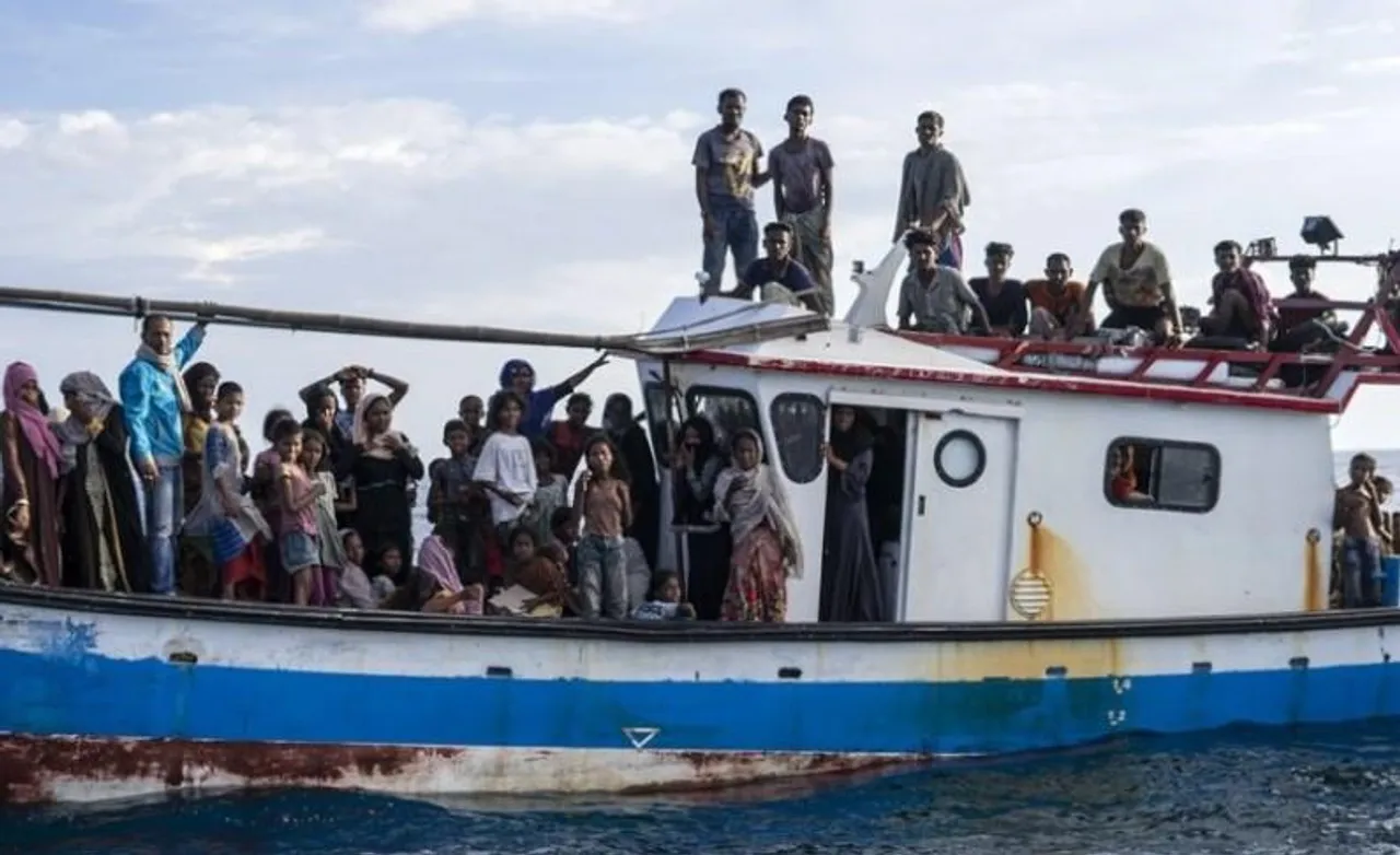 জল ও খাবার ছাড়া সাগরে নৌকায় ভাসছে ২০০ রোহিঙ্গা, উদ্ধারের আহ্বান