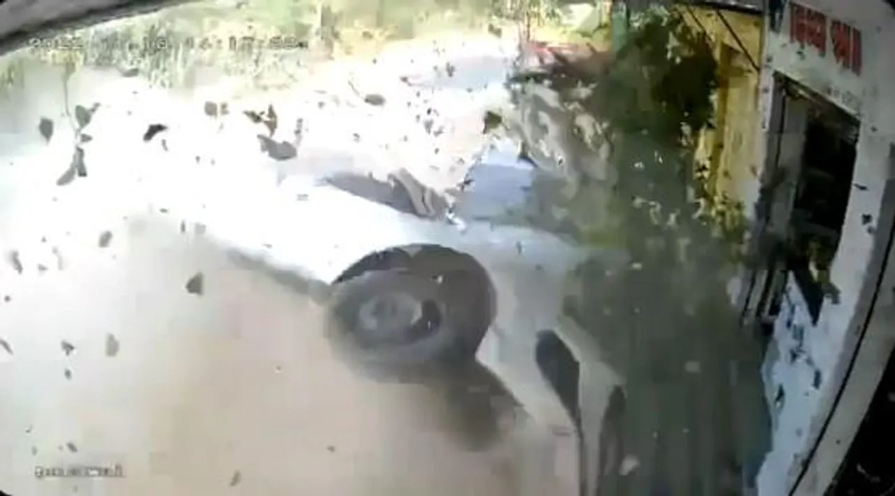 দুটি গাড়ির মধ্যে সংঘর্ষ, ভাগ্যের জোড়ে প্রাণ বাঁচল শিশুর, দেখুন ভিডিও