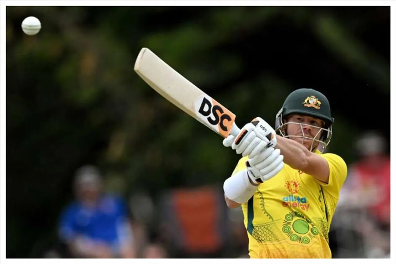 ব্যাট করছেন অ্যারন ফিঞ্চ এবং ক্যামেরন গ্রিন