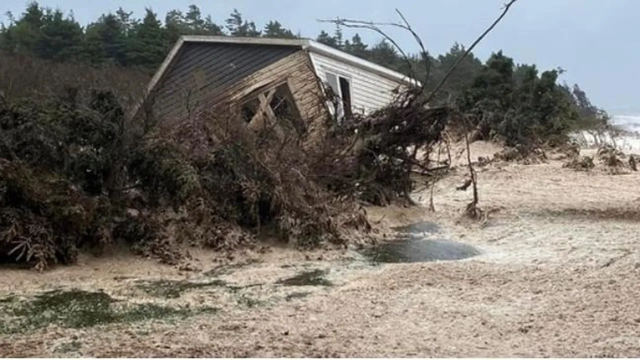 কয়েক সেকেন্ডের মধ্যে, ঘর বাড়ি গ্রাস করল 'ফিওনা', দেখুন সেই ভয়ংকর ফুটেজ