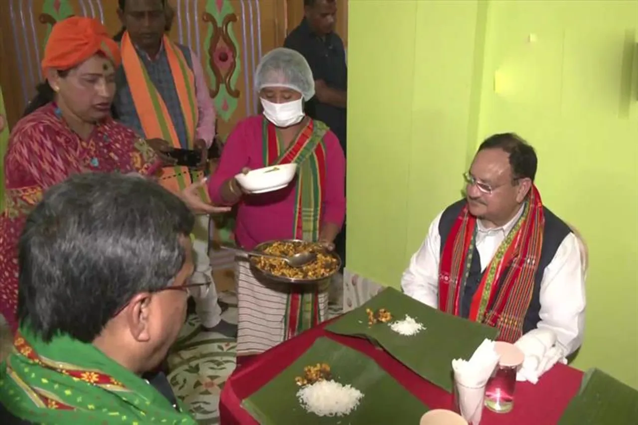 শিয়রে বিধানসভা ভোট, দলীয় কর্মীর বাড়িতে মধ্যাহ্নভোজন সারলেন জেপি নাড্ডা