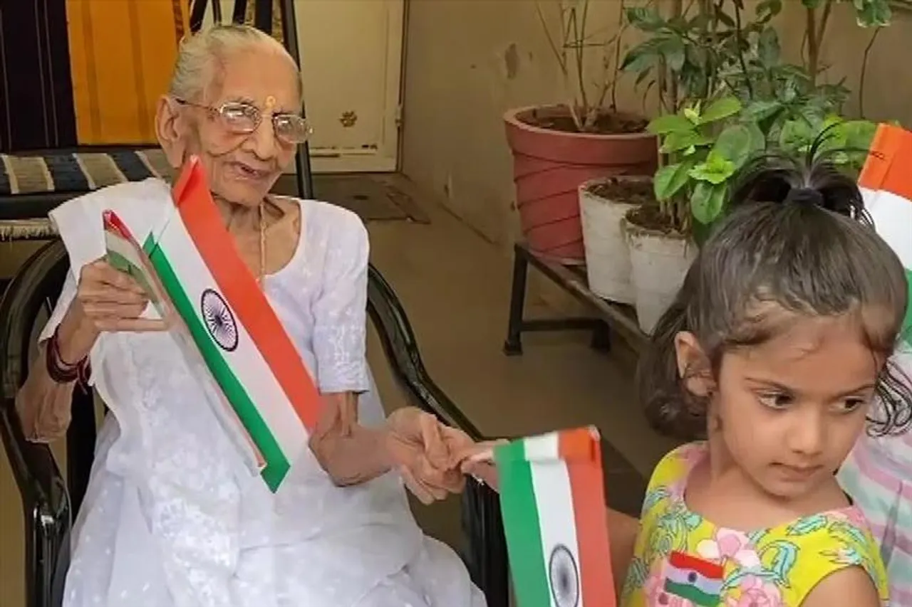 ছোটোদের ভারতের পতাকা উপহার দিচ্ছেন প্রধানমন্ত্রীর মা