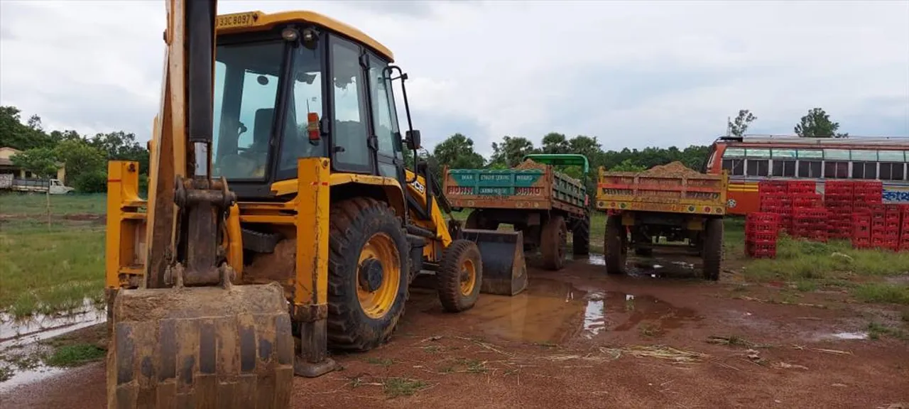 অবৈধ বালি কারবারে শালবনীতে আটক ট্রাক্টর ও জেসিবি