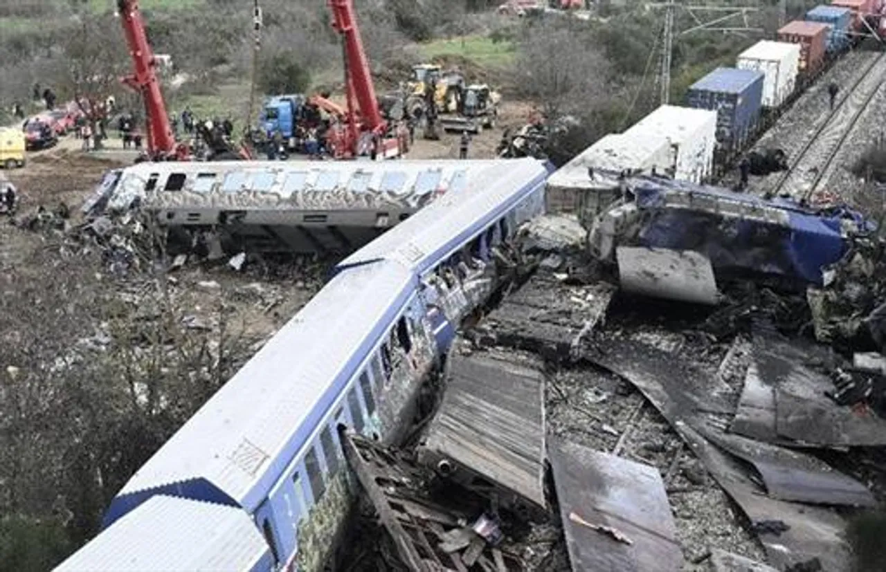 গ্রিসে ট্রেন দুর্ঘটনার পর লারিসা স্টেশনে তল্লাশি চালাচ্ছে পুলিশ