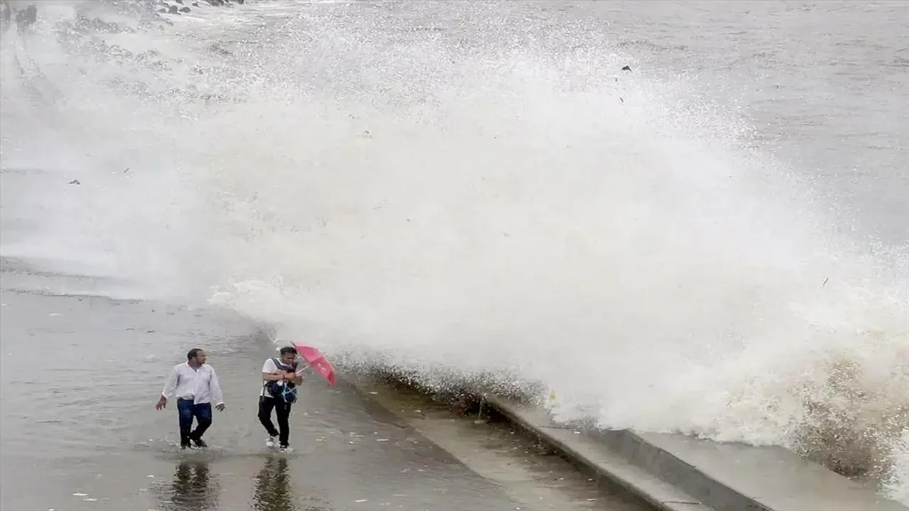 ভারী বৃষ্টির পূর্বাভাস, জারি হল হলুদ সতর্কতা