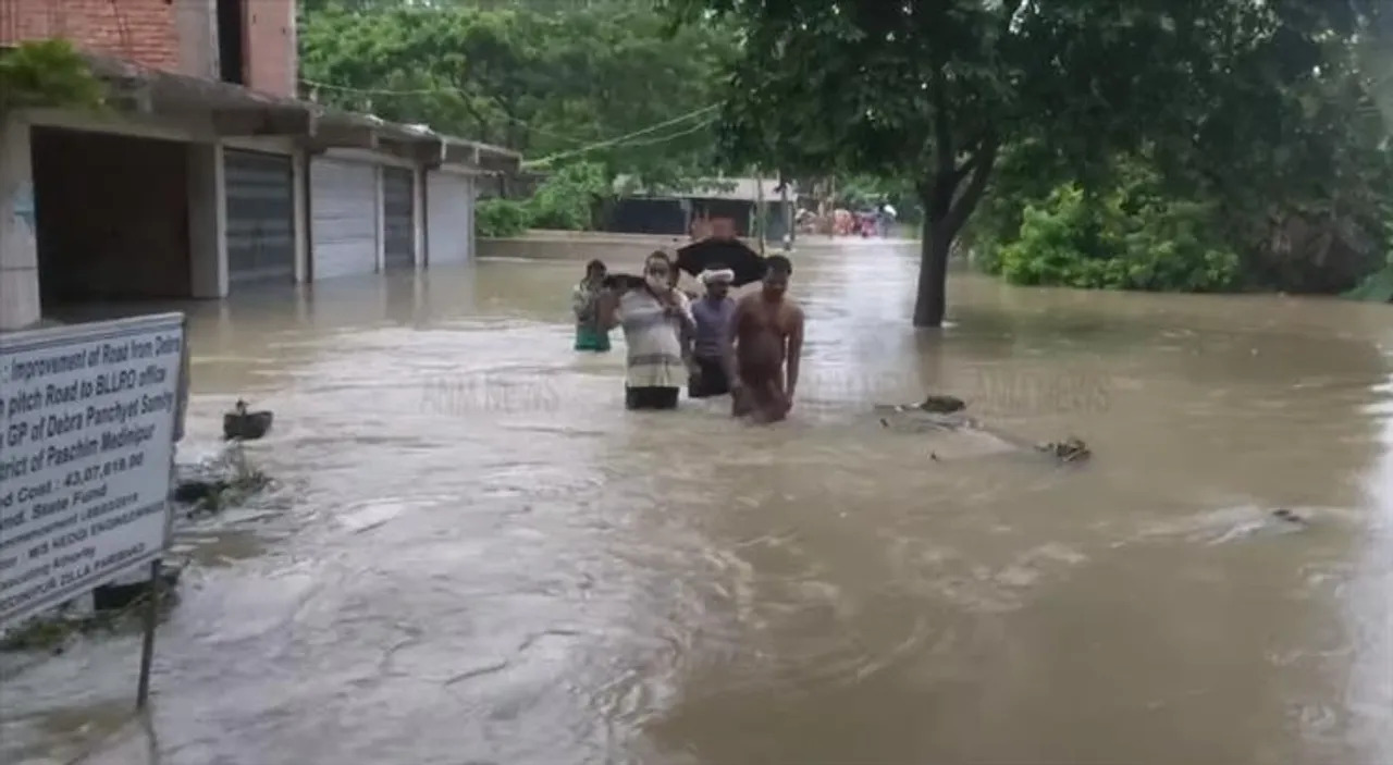 ডেবরার আলিশাহাগড়ে ভূমি দপ্তরের অফিস যাওয়ার রাস্তা জলের তলায়!