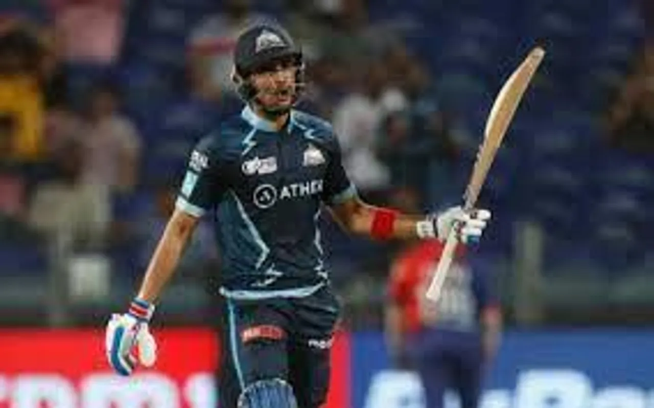 মাঠে নেমেই সাজঘরমুখী শুভমন