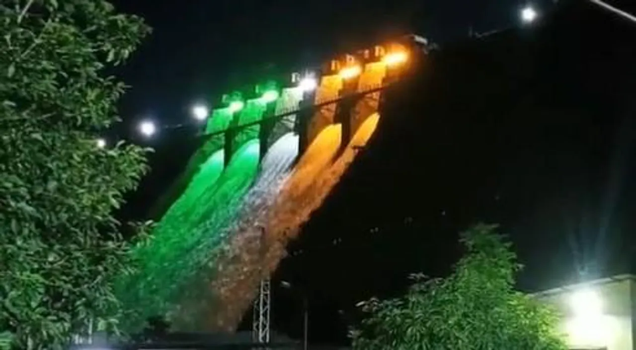 স্বাধীনতা দিবসের উদযাপনে তেরঙা রঙে সেজে উঠল মহারাষ্ট্রের ভাতসা বাঁধ