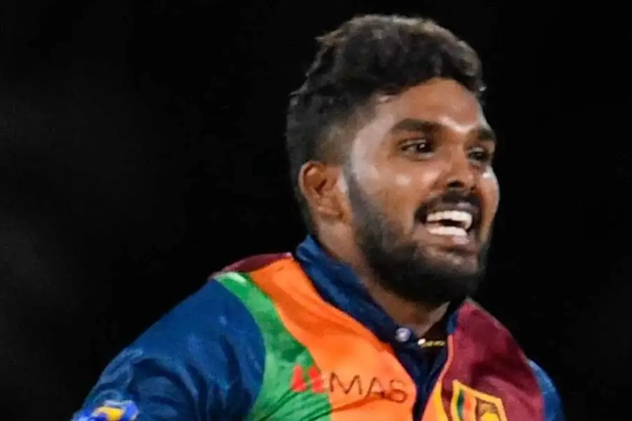 উইকেট নিয়েই চলেছেন হাসারাঙ্গা