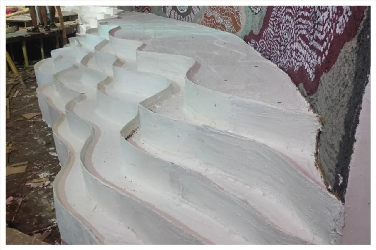 মাটির স্তর দিয়ে শিল্প ফুটিয়ে তুলছেন কাশী বোস লেনের মৃৎশিল্পী