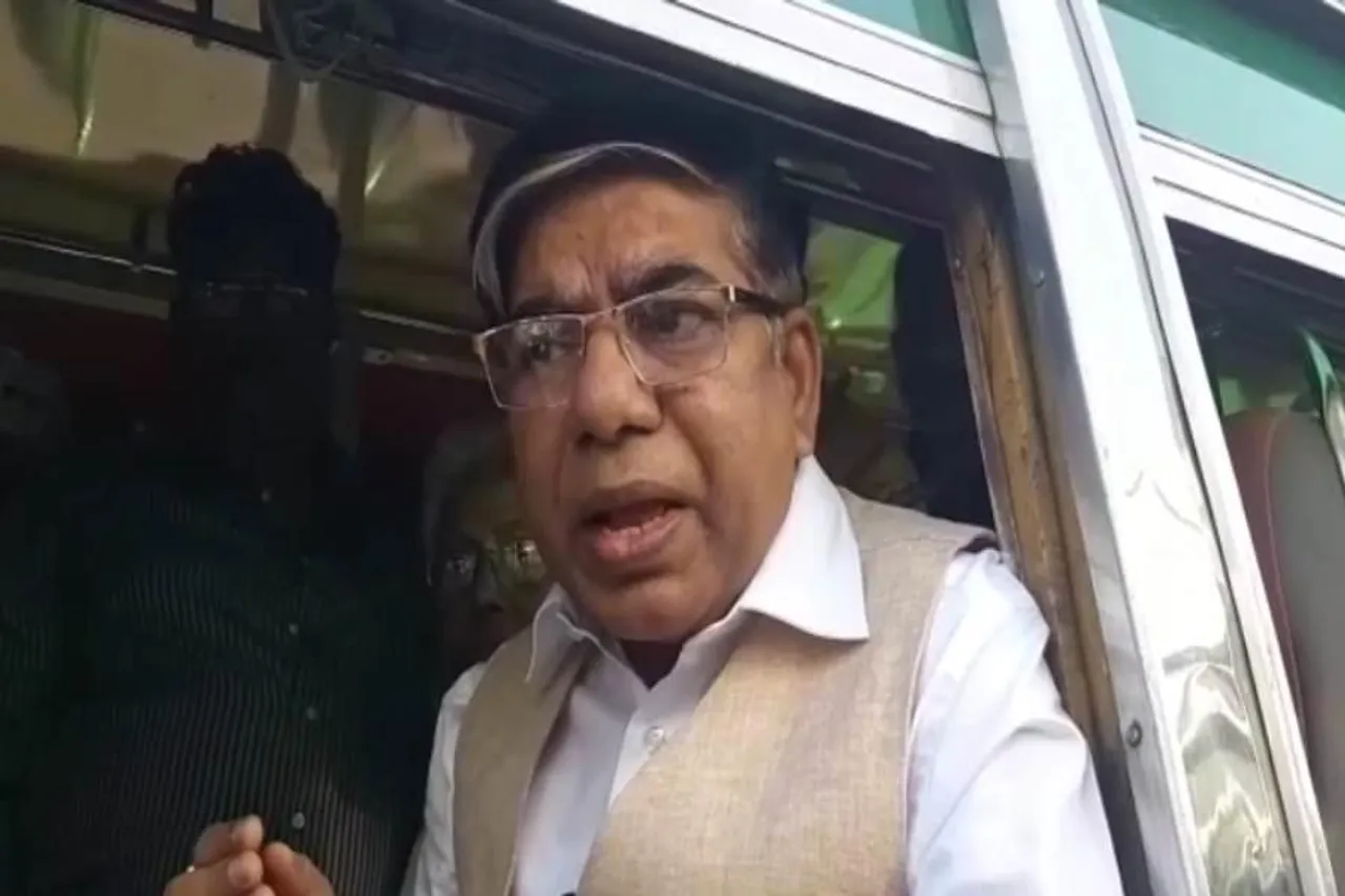 বাসে চড়ে অভিনব কর্মসূচীতে বাঁকুড়ার সাংসদ তথা কেন্দ্রীয় শিক্ষা প্রতিমন্ত্রী