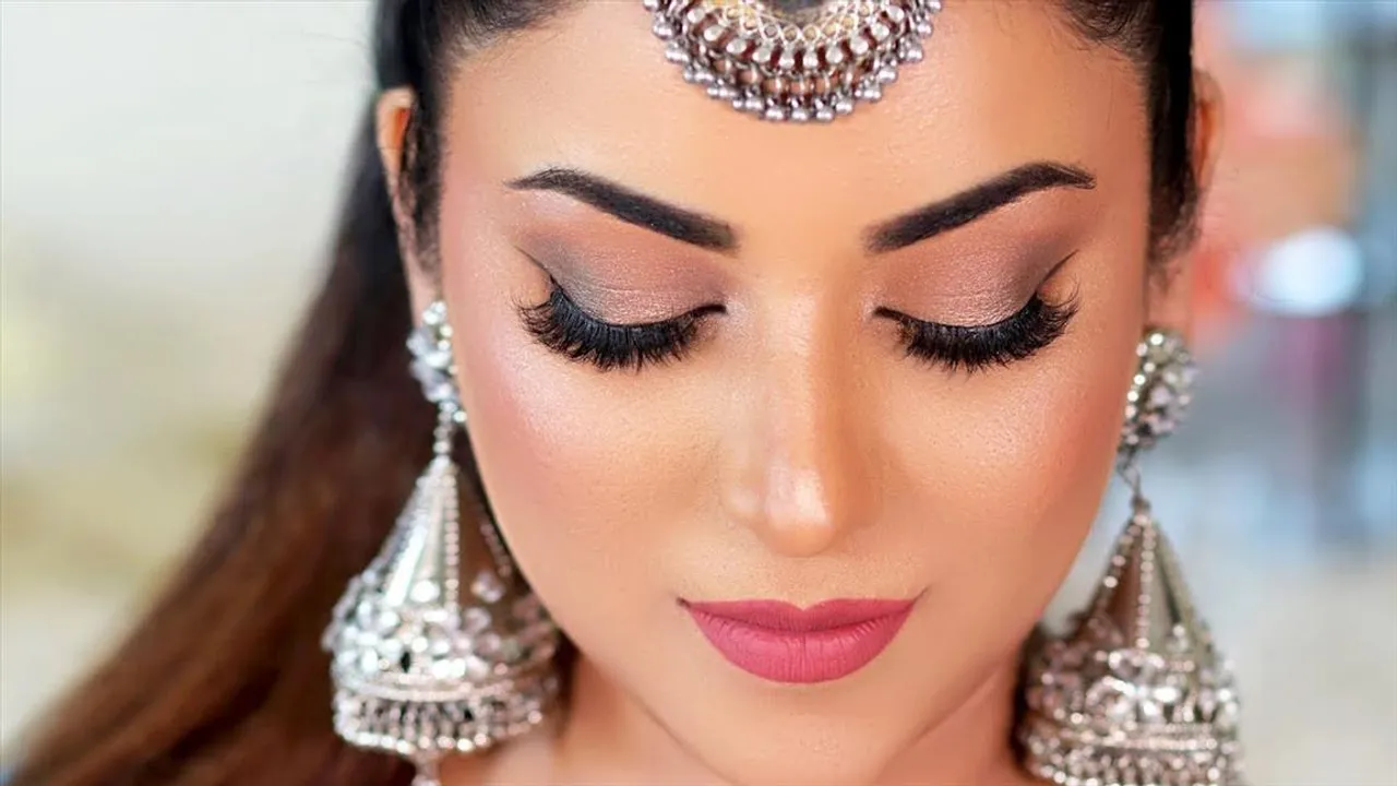 পুজোয় এই প্রসাধনী সামগ্রী গুলি অবশ্যই থাকুক সাজ টেবিলে