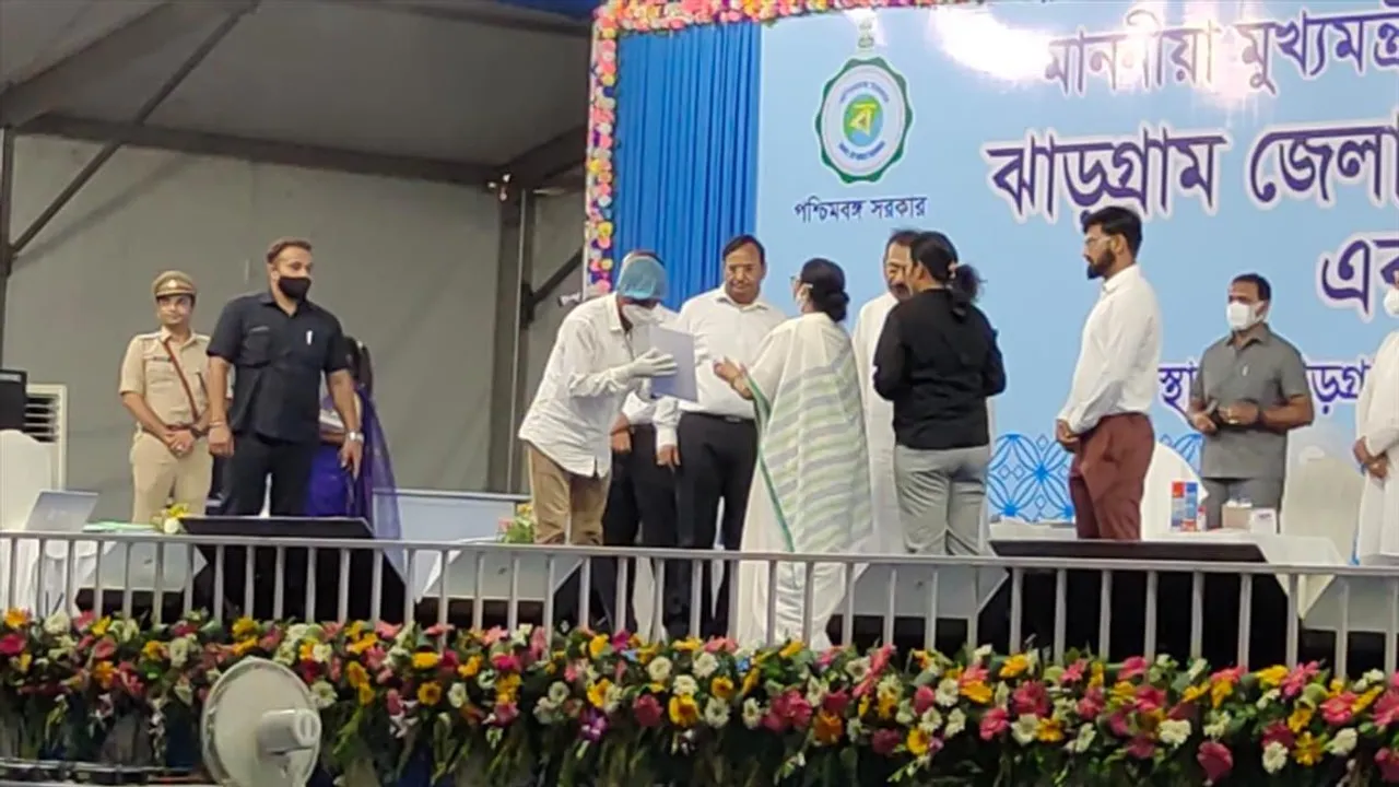 ঝাড়গ্রামে আদিবাসী গুণীজনদের সংবর্ধনা জানালেন মুখ্যমন্ত্রী মমতা বন্দ্যোপাধ্যায়