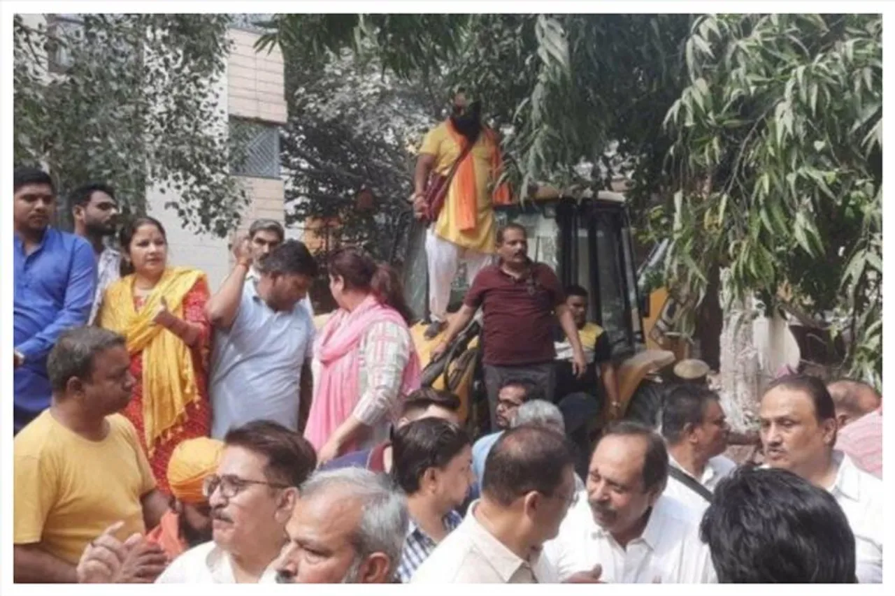 সৌন্দর্যায়নের নামে ৫০ বছরের পুরনো মন্দিরে বুলডোজার চালাল প্রশাসন!