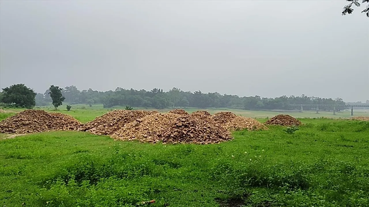 ​অবৈধ সাদা কৌয়াচ পাথর ভর্তি এক ডাম্পার সহো চালক কে আটক করলো পুলিশ