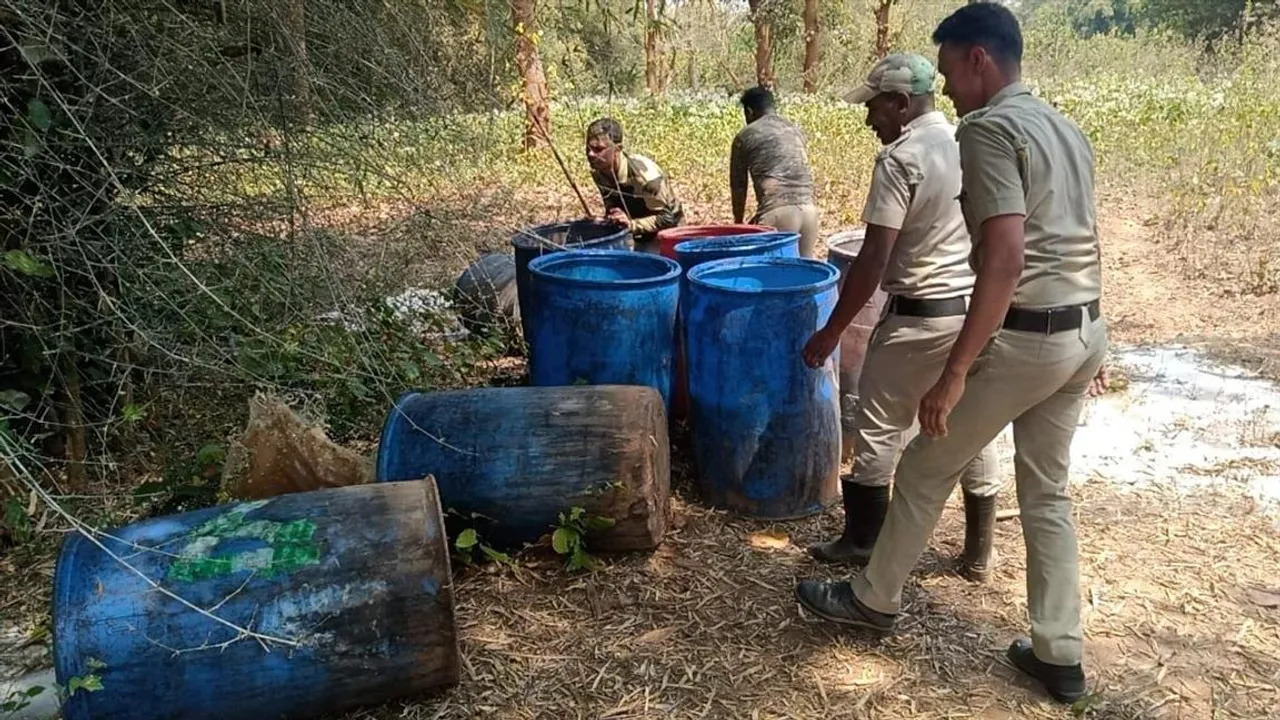 নয়াগ্রামে চোলাই মদের ঠেকে পুলিশের হানা