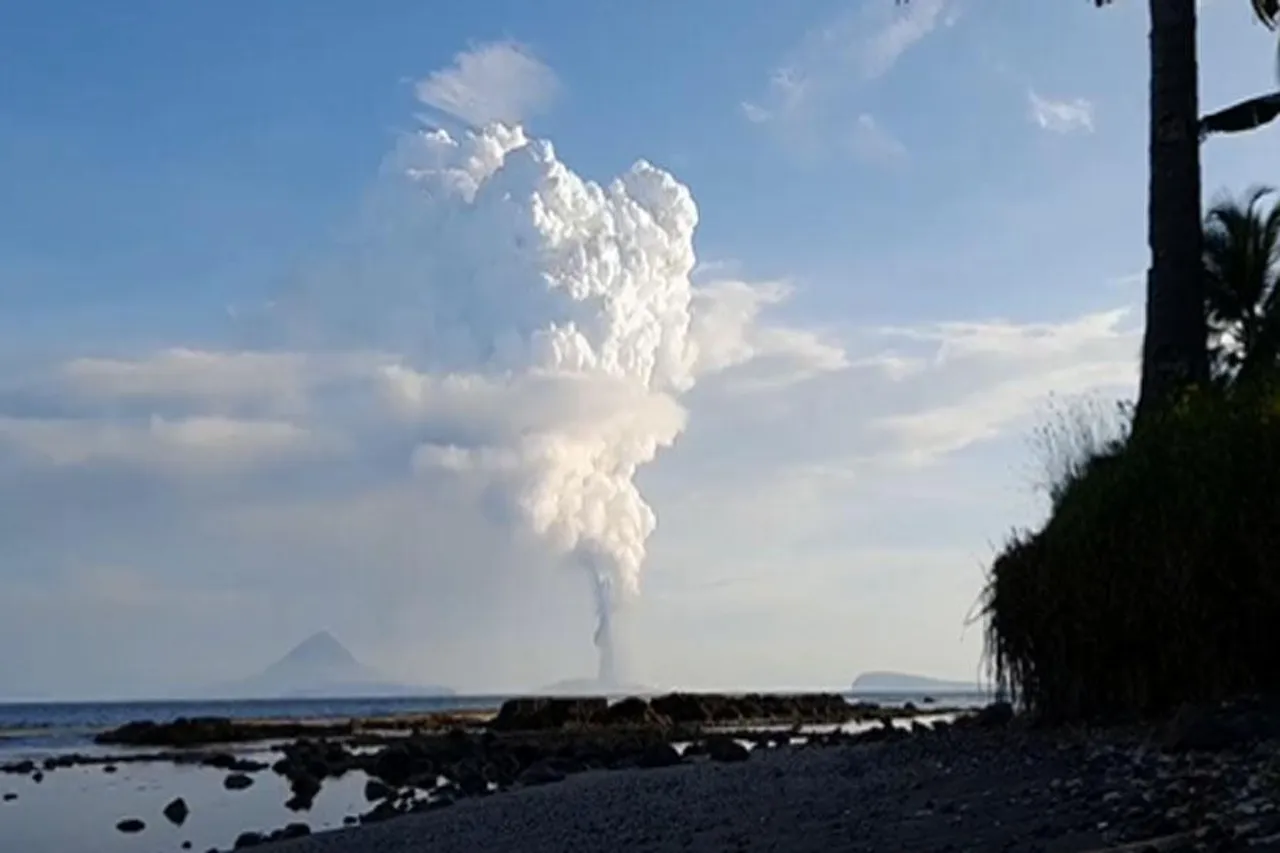 ইন্দোনেশিয়ার আনাক ক্রাকাতাউ আগ্নেয়গিরির অগ্নুৎপাতের ভিডিও দেখুন