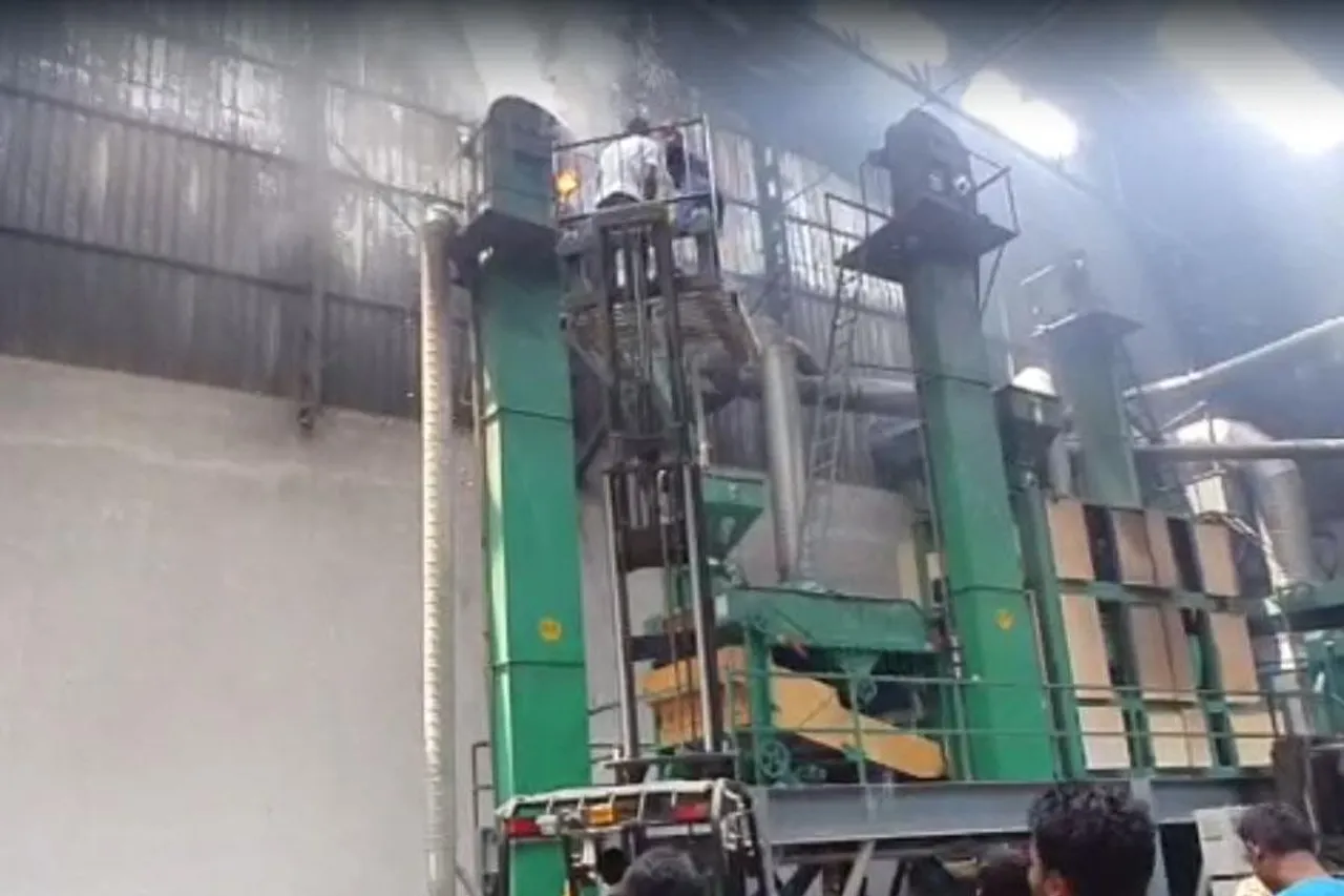 ভয়াবহ আগুন, খবর পেয়েই ছুটল দমকল