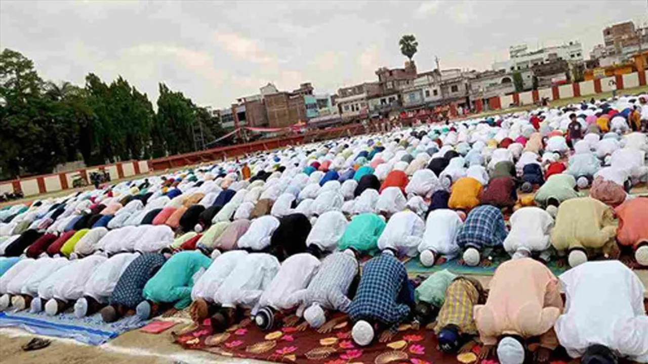 বাজারে নামাজ পড়ে গ্রেফতার ৮