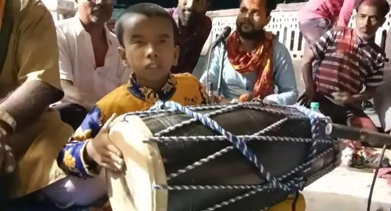 অন্ধ বালকের ঢোল বাজানোকে কেন্দ্র করে আকর্ষণ তৈরি হয় মন্দির প্রাঙ্গণে