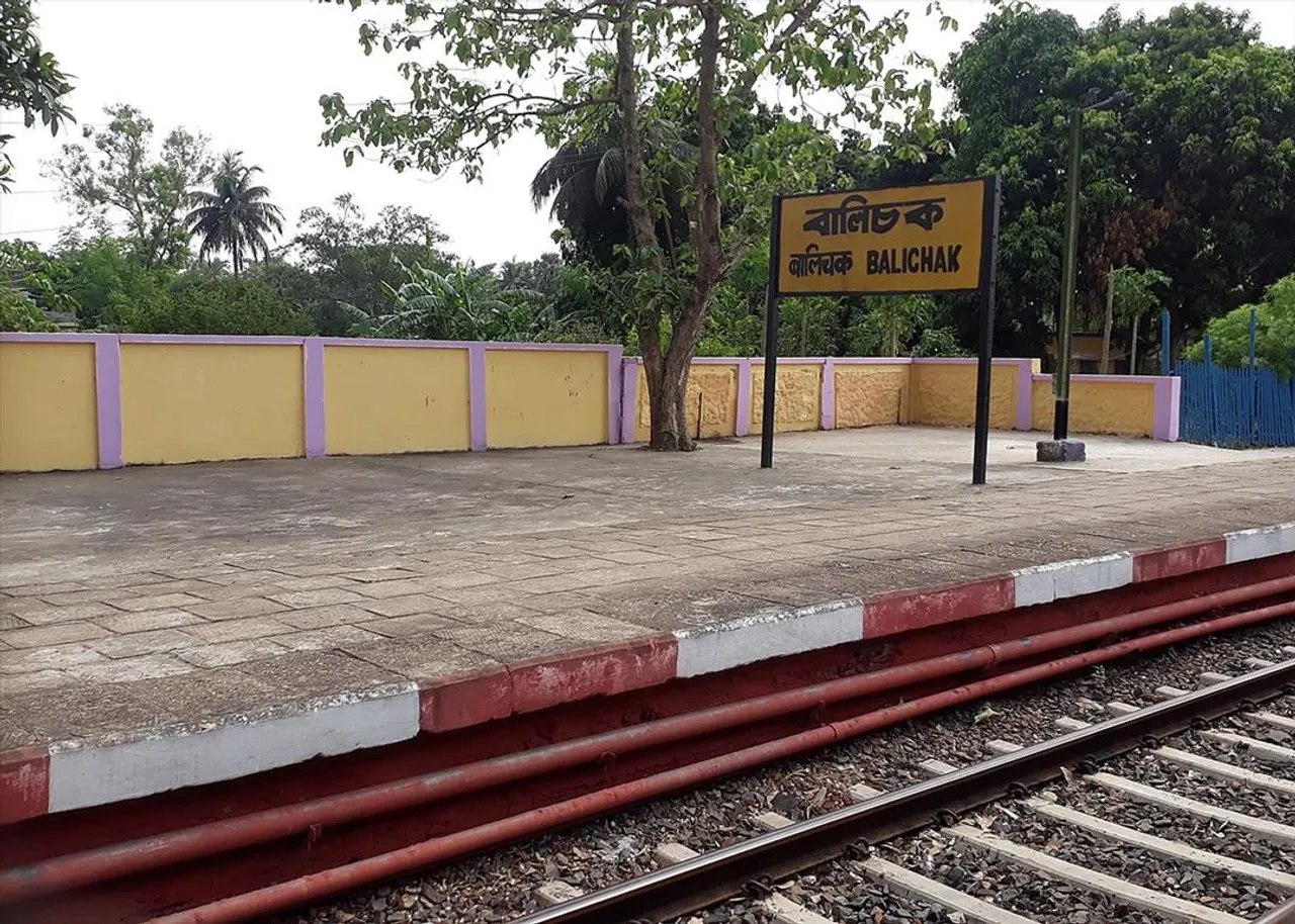 প্রেমিকার জন্য রেল লাইনে মাথা দিয়ে আত্মহত্যার চেষ্টা যুবকের