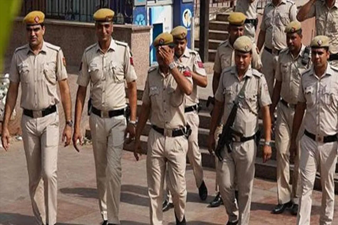 প্রতিবেশীর ছুরিকাঘাতে রক্তাক্ত কিশোরী