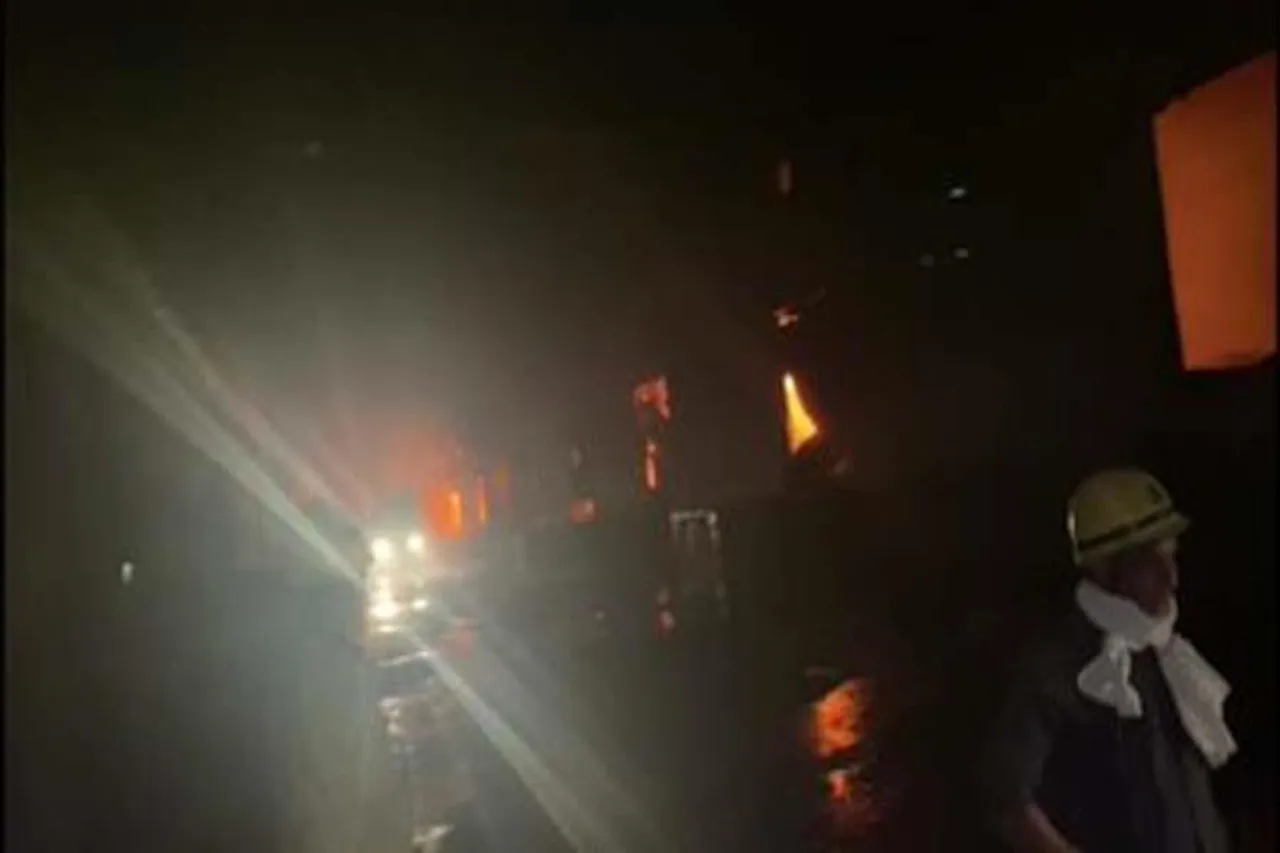 দিল্লিতে আগুন, ঘটনাস্থলে ১৯ টি দমকল ইঞ্জিন