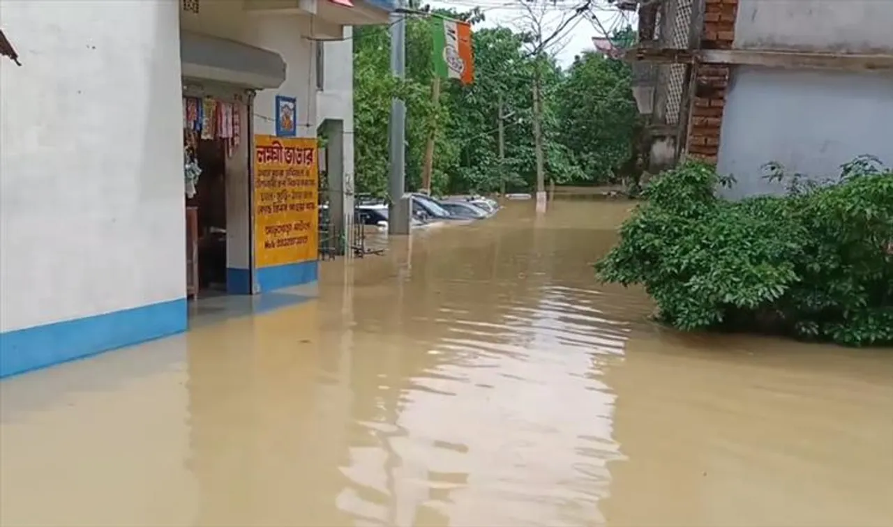 নদী বাঁধ ভেঙে জলমগ্ন ঘাটালের একাধিক এলাকা