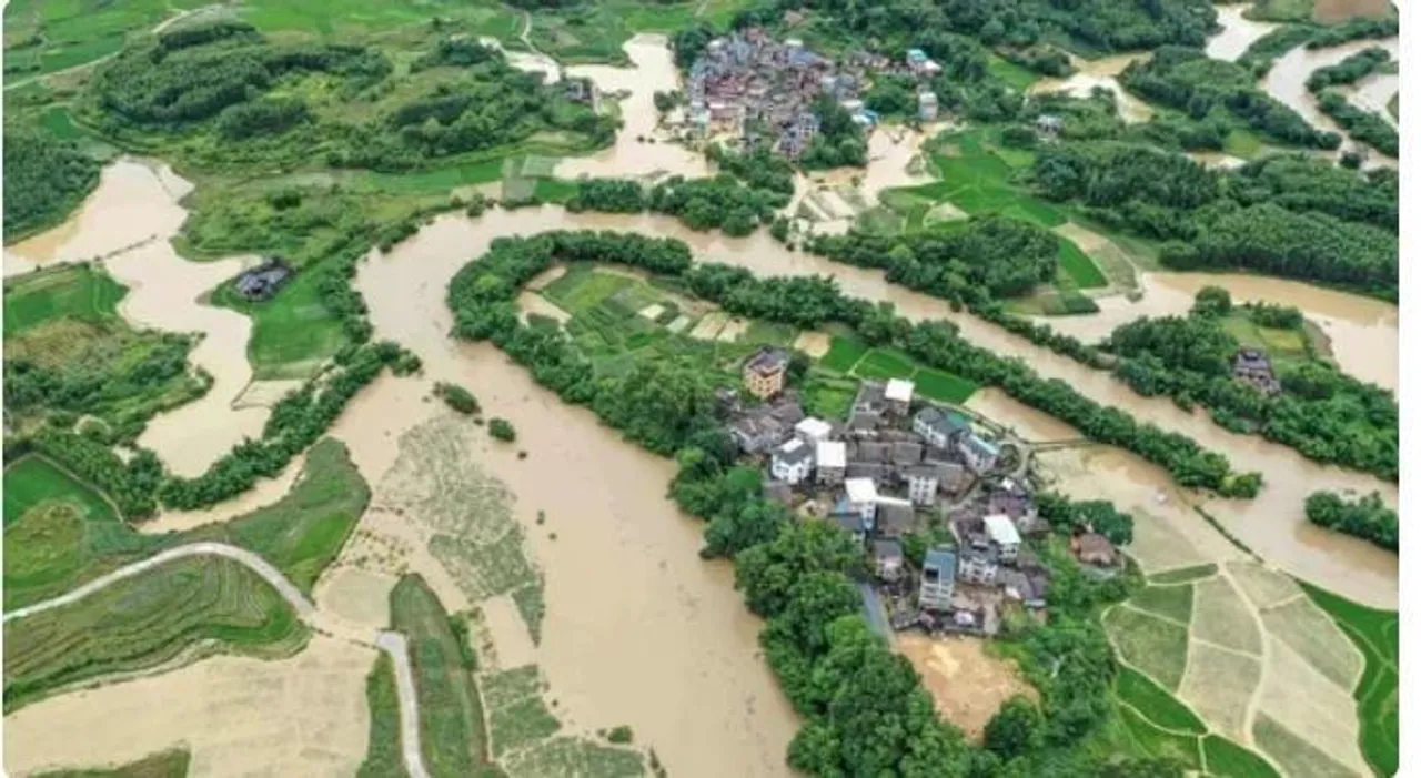 চীনে ভারী বৃষ্টিপাতের জেরে কয়েক লাখ লোককে সরিয়ে নেওয়া হল