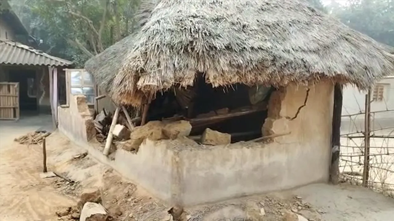 হাতির তাণ্ডবে ভাঙলো ঘর-বাড়ি