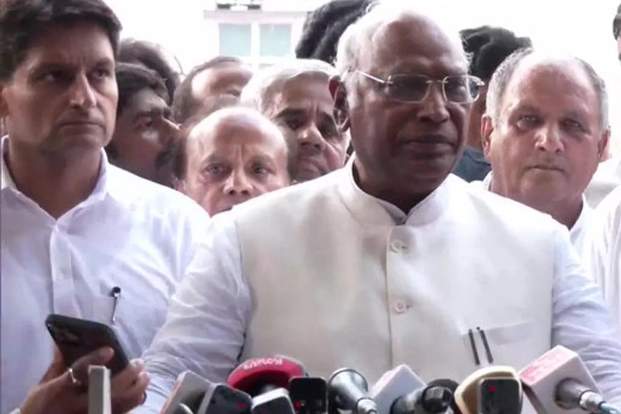 একাধিক দলীয় নেতার সমর্থন পেলেন খাড়গে