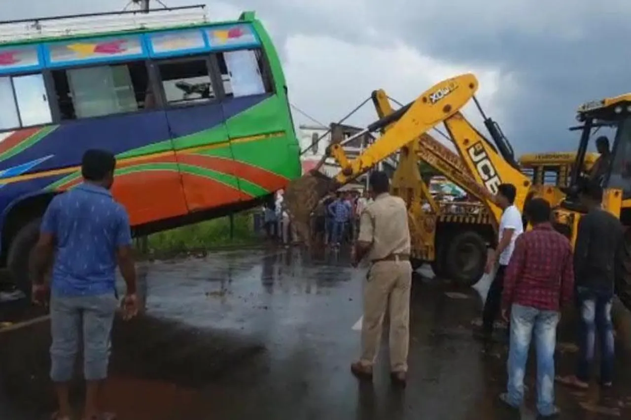 যাত্রীবাহী বাসের সঙ্গে মারুতির মুখোমুখি সংঘর্ষে আহত ৪