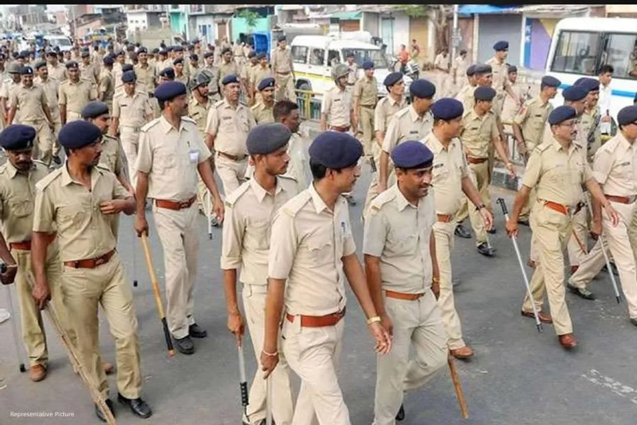 দুষ্কৃতীদের গুলিতে নিহত একাধিক পুলিশ সদস্য