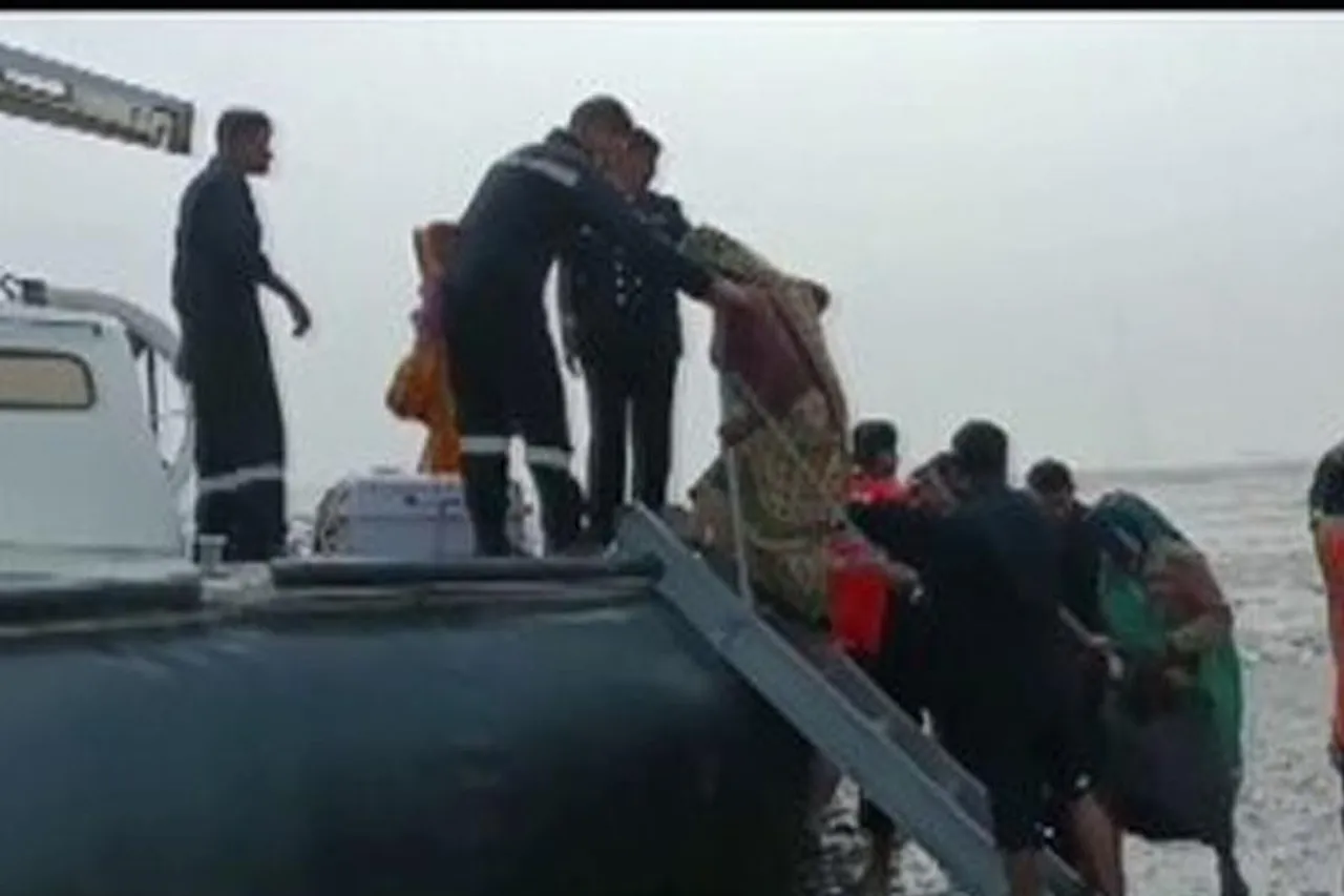 গঙ্গাসাগরে আটকে পড়া ৫০০-৬০০ তীর্থযাত্রীকে ত্রাণ সামগ্রী পাঠাল রাজ্য প্রশাসন