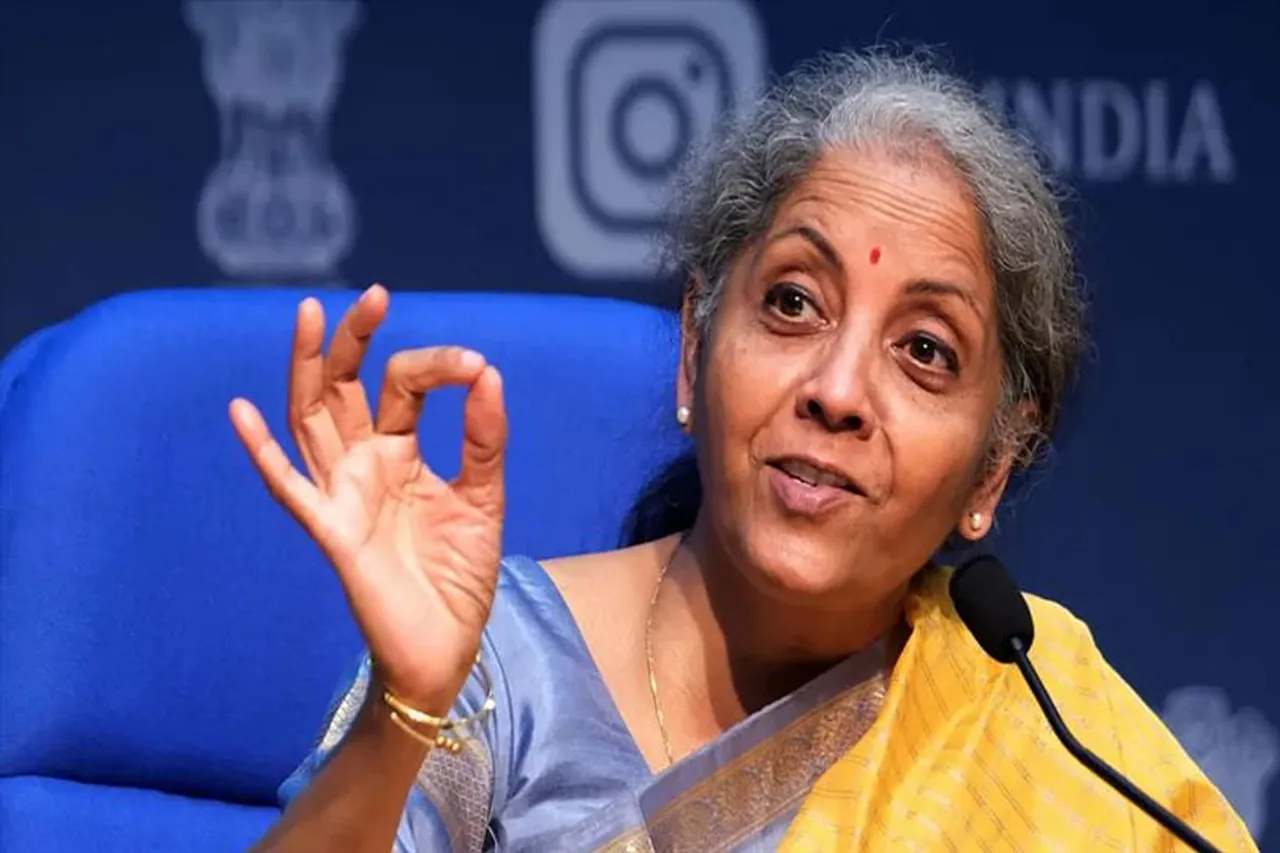 কেন্দ্রীয় অর্থমন্ত্রীর কনভয় আটকালো বিক্ষোভকারীরা