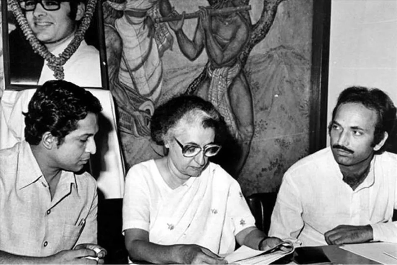 রাজীব-ইন্দিরার প্রসঙ্গ টানলেন আজাদ