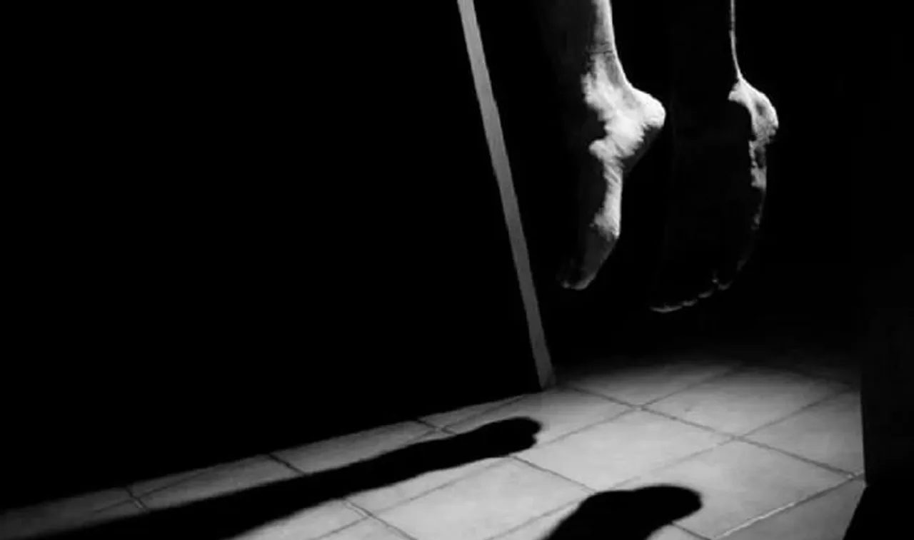 সাতসকালে গৃহবধূর ঝুলন্ত মৃতদেহ উদ্ধার বাগুইআটিতে