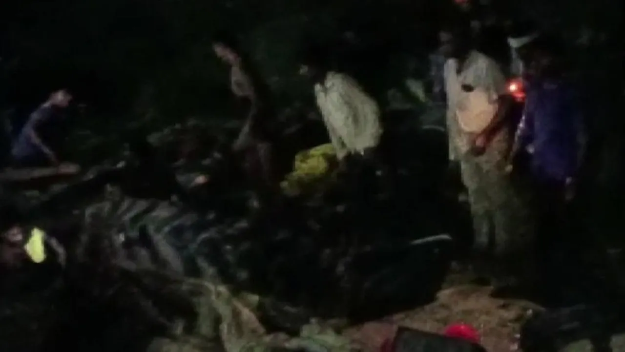 কানপুরে উল্টে গেল তীর্থযাত্রীদের গাড়ি